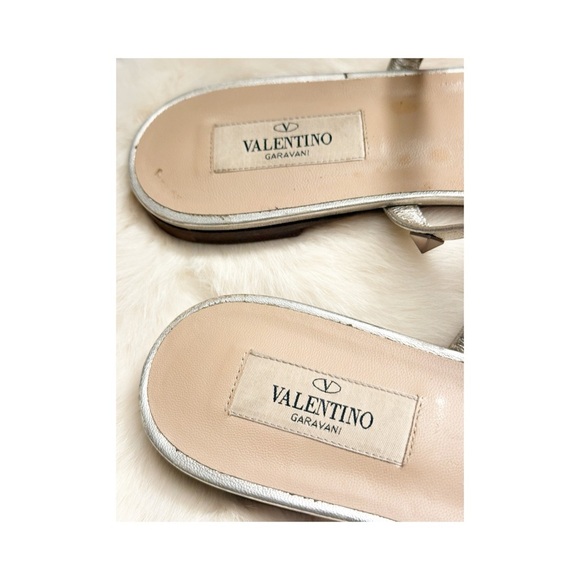Valentino Garavani
Tonal Rockstud Flat Leather Slide Sandals 7-7.5 38 European - Picture 10 of 14